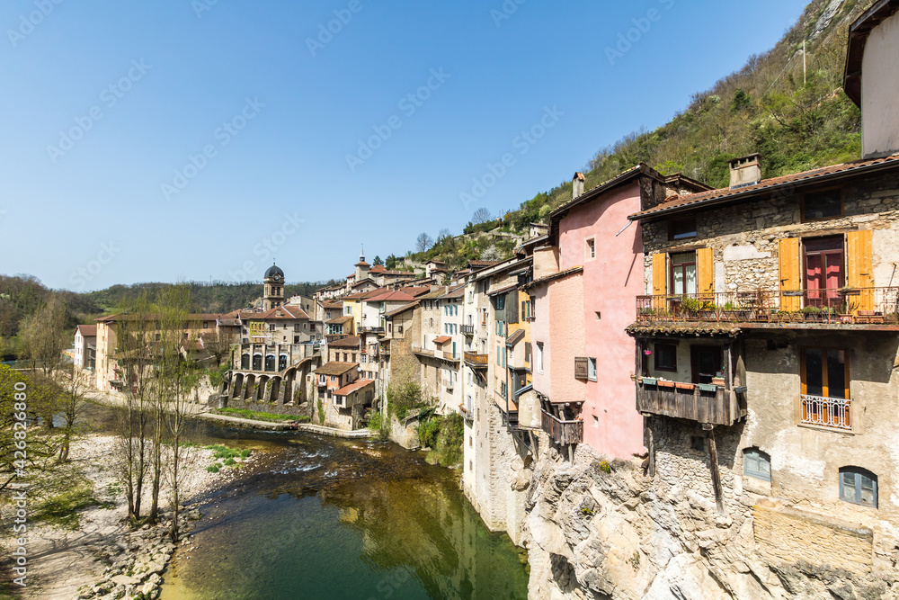 Vue sur les maisons suspendues au-dessus de la rivière à Pont-en-Royans (Auvergne-Rhône-Alpes, France)