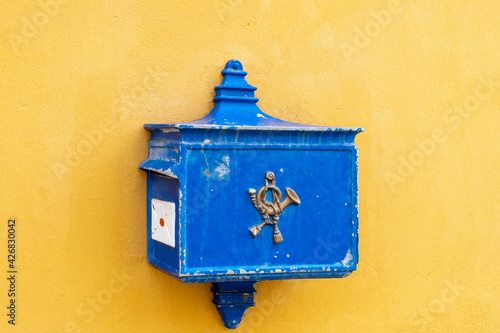 Historischer Briefkasten zum Versenden von Postkarten und Briefen per Post