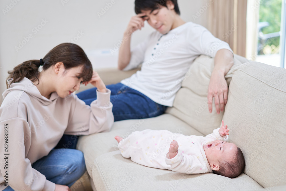 泣き止まない赤ちゃんに疲れるアジア人の両親 泣き止まない赤ちゃんに疲れるアジア人の両親