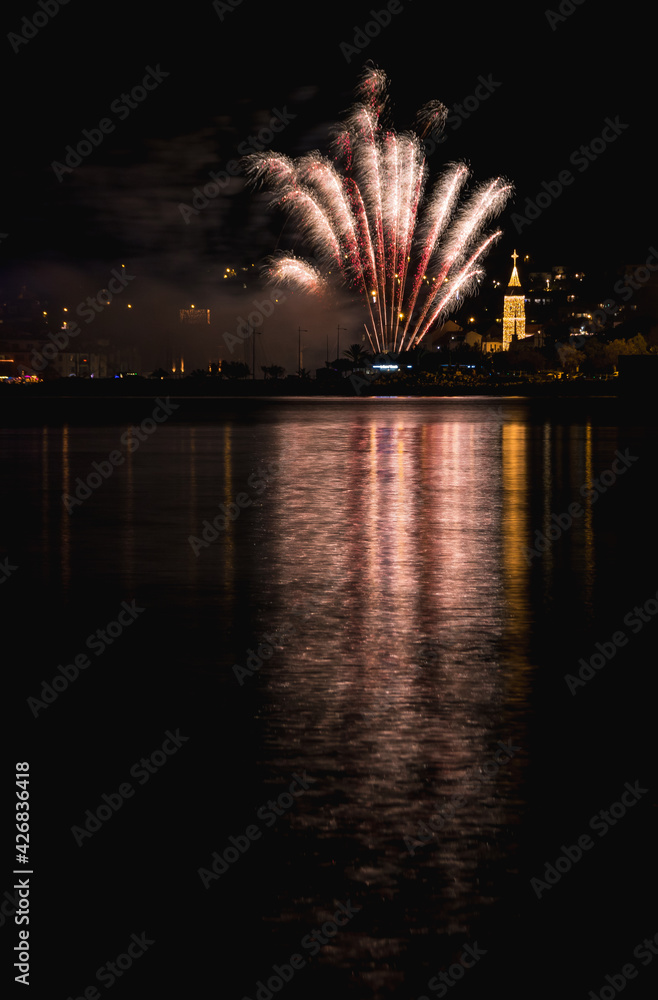 feu d'artifice pour le nouvel an à bandol avec reflet sur la mer Méditerranée