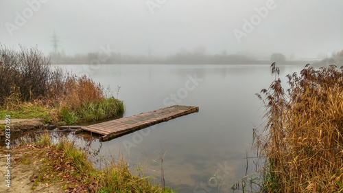 Obraz na płótnie Foggy morning by the lake in autumn w salonie