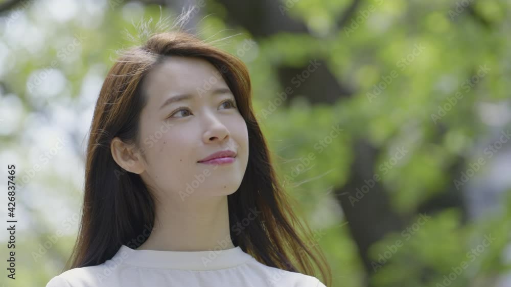 屋外にいる笑顔の女性 屋外にいる笑顔の女性