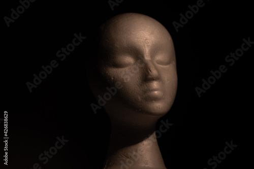Retrato de rostro de telgopor para estudiar fotografia y el uso de la luz en estudio photo