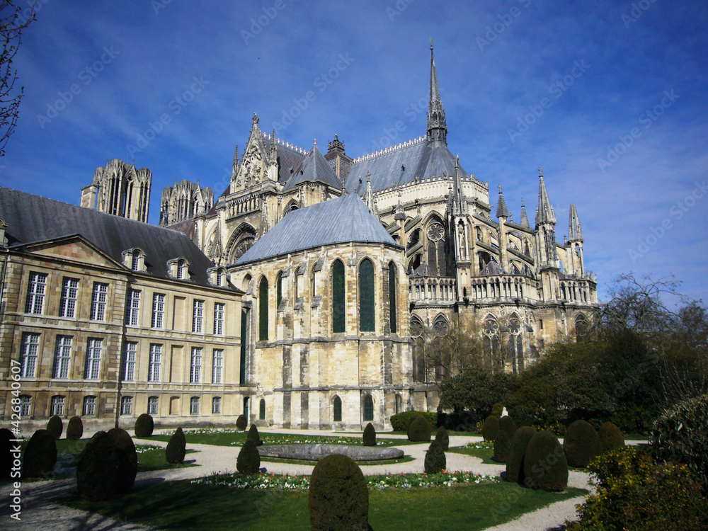 Obraz premium Cathédrale catholique romaine de Reims et palais du Tau dans la Marne