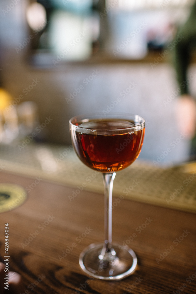 Naklejka premium Cocktail based on gin, vermouth and mushrooms. 