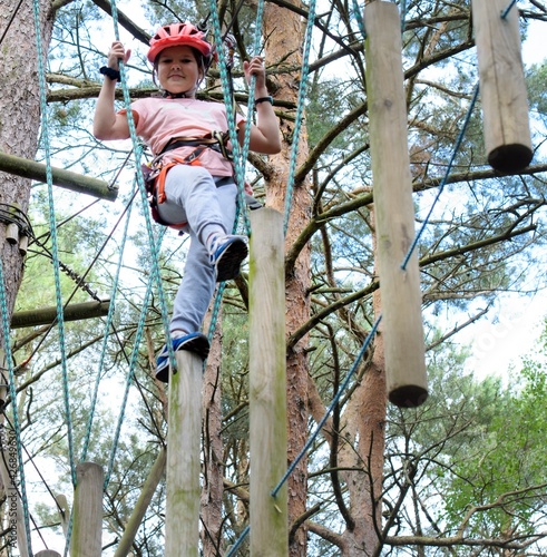 Summer camp, szczęśliwe dziecko, zabawa na świeżym powietrzu, park linowy i wspinaczka