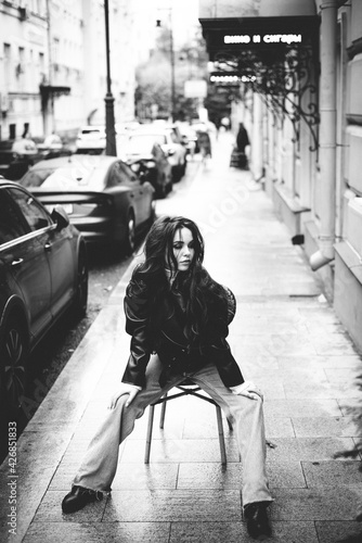 портрет девушки сидящей на улице