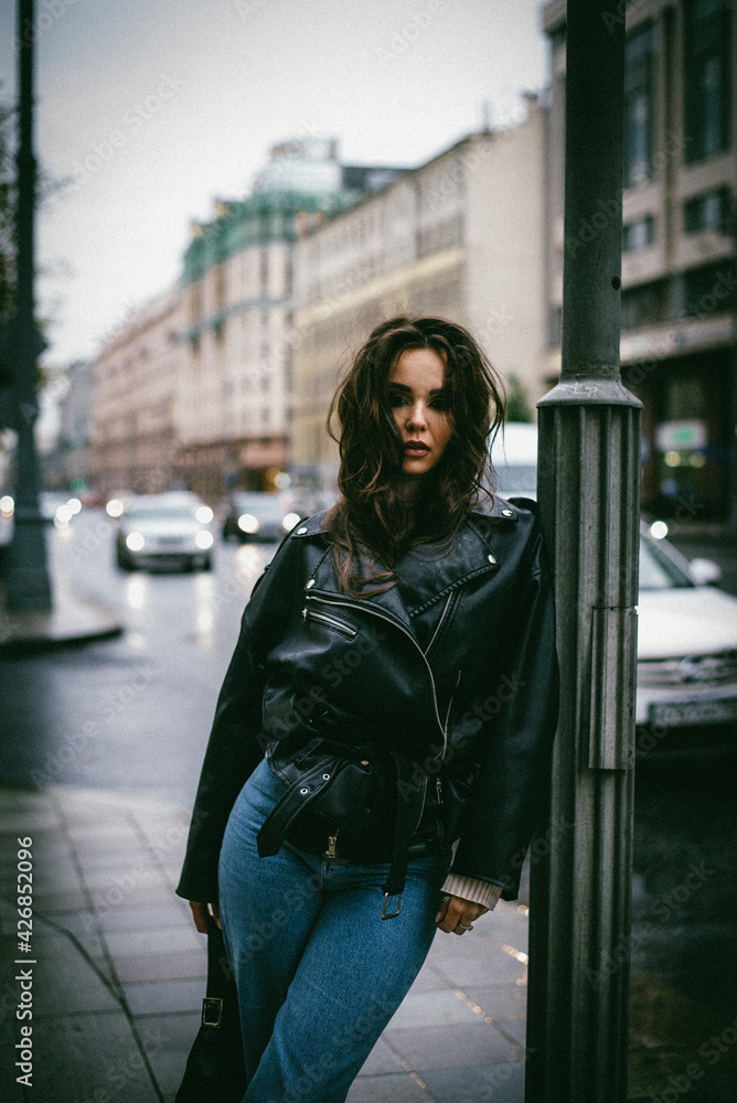 Fototapeta premium портрет красивой девушки на улице