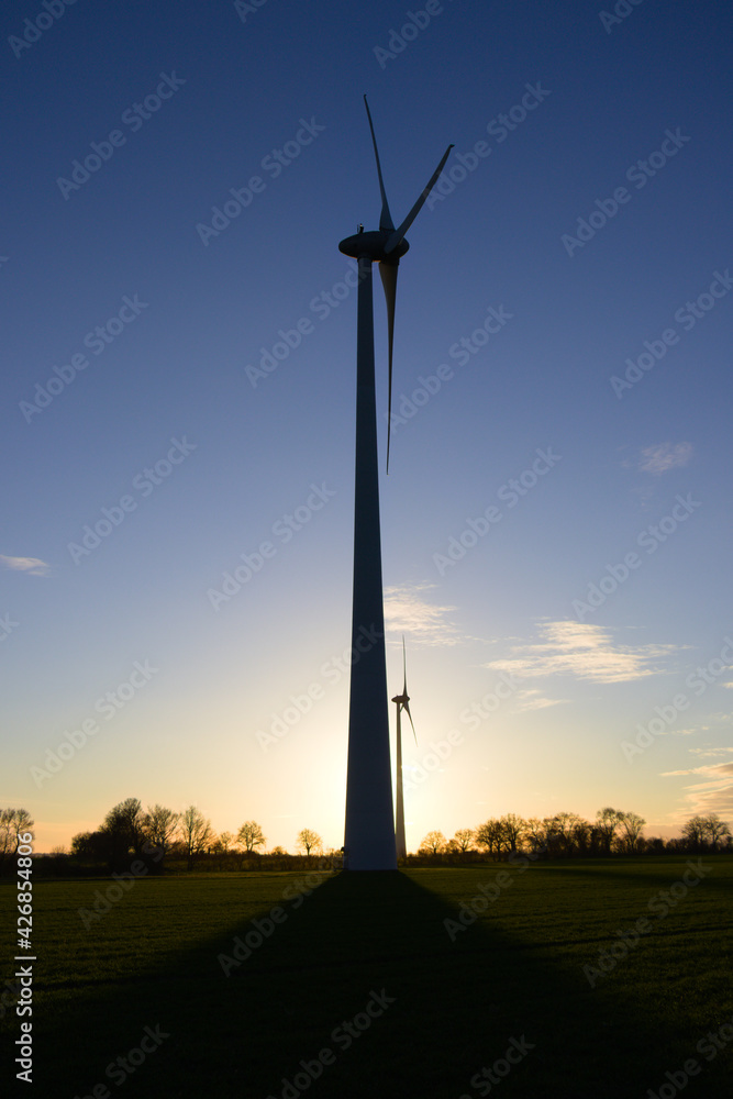 Obraz premium Eolienne au crépuscule