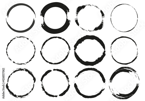 Circulo de trazos de pincel en fondo blanco.