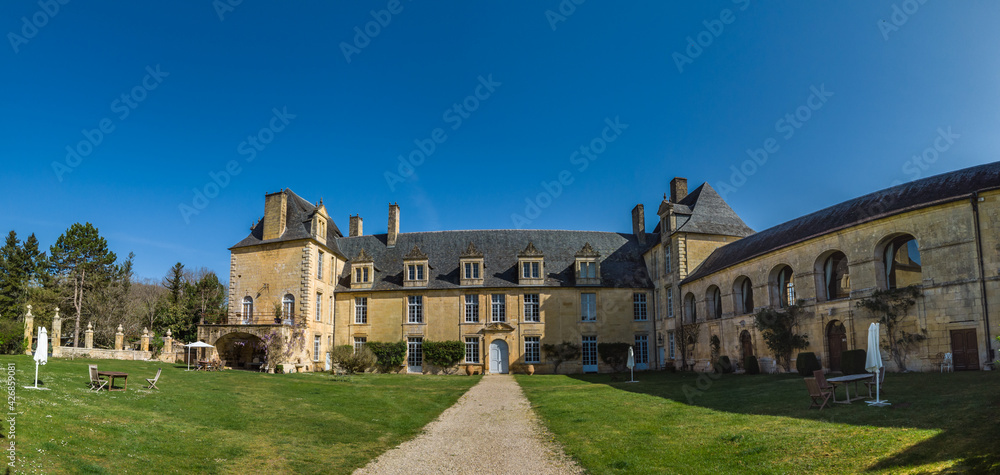 Aubas (Dordogne, France) - Vue panoramique du château de Sauveboeuf