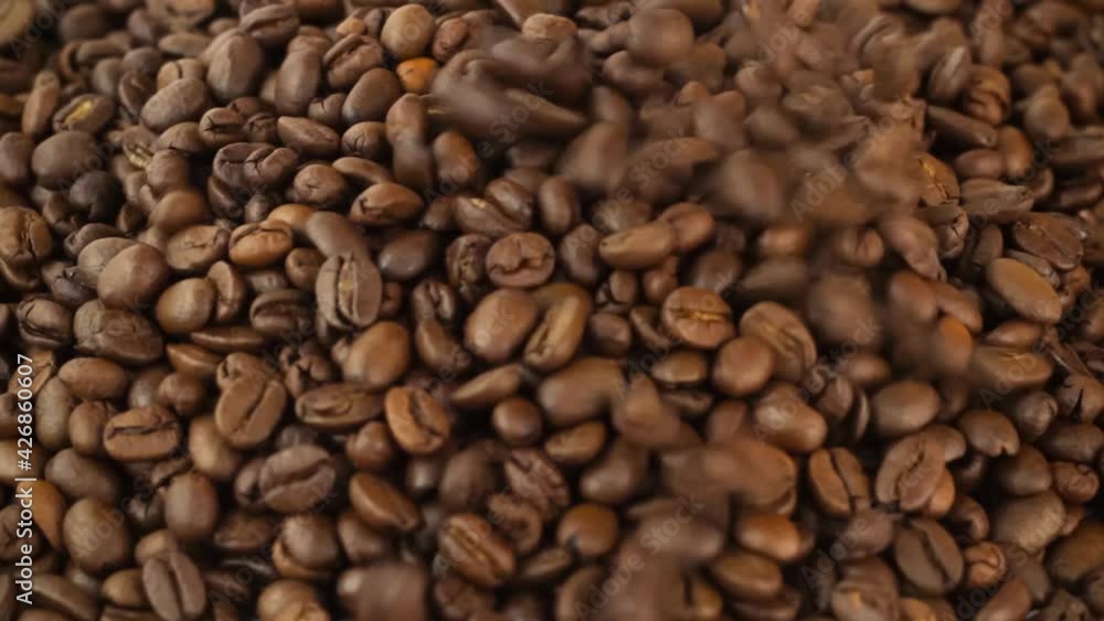 Kaffeebohnen werden auf einen Haufen geschüttet Kaffeebohnen werden auf einen Haufen geschüttet