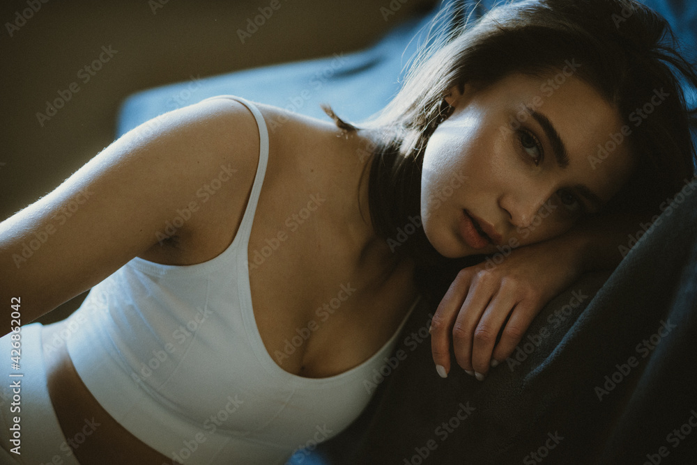Fototapeta premium портрет девушки на кровати
