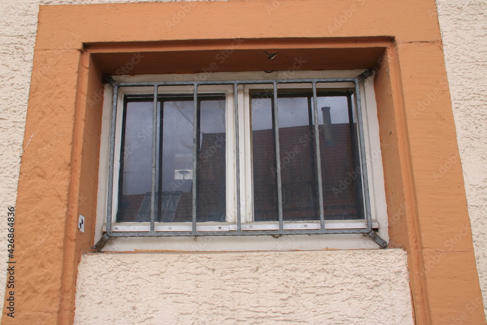 Fenster ist mit einem Metallgitter gegen Einbrecher geschützt Fenster ist mit einem Metallgitter gegen Einbrecher geschützt