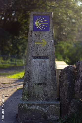 Señal (hito) del Camino de Santiago con concha y flecha -- Epílogo a Fisterra