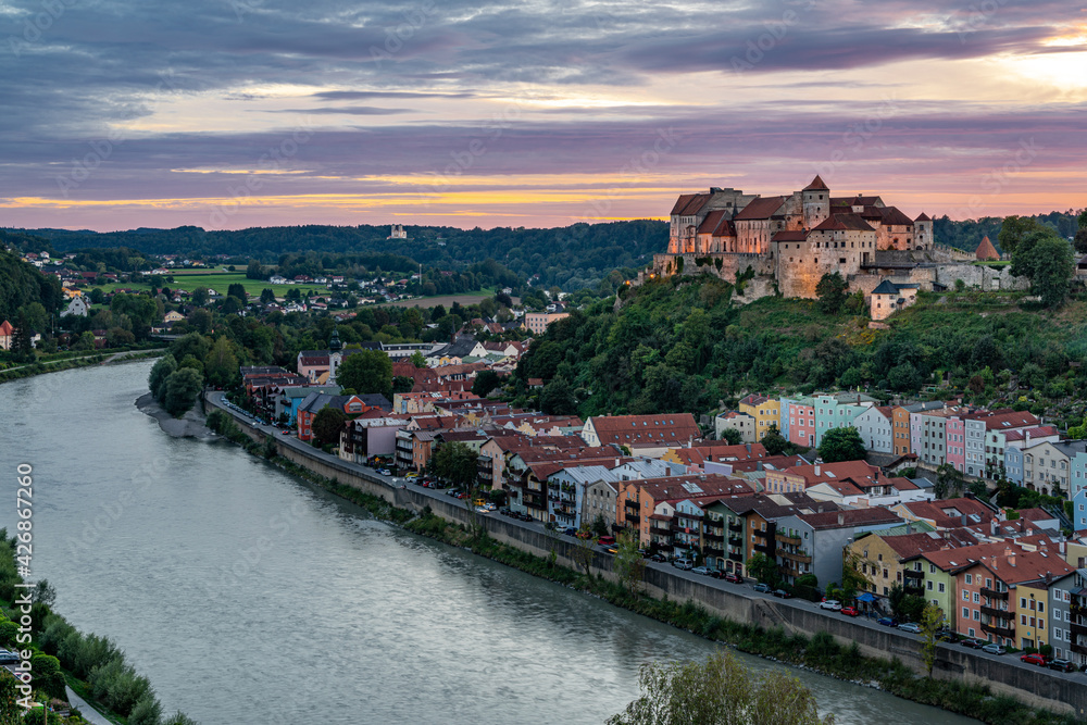 Fototapeta premium Abenddämmerung über der bayerischen Stadt Burghausen