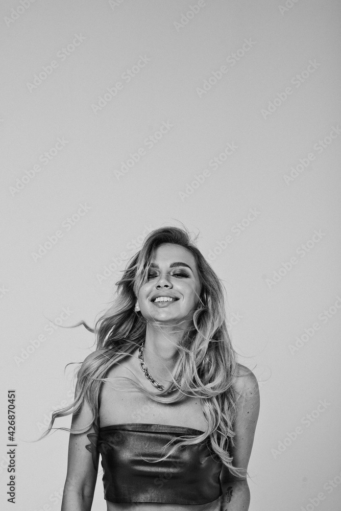 Fototapeta premium портрет девушка на белом фоне циклораме