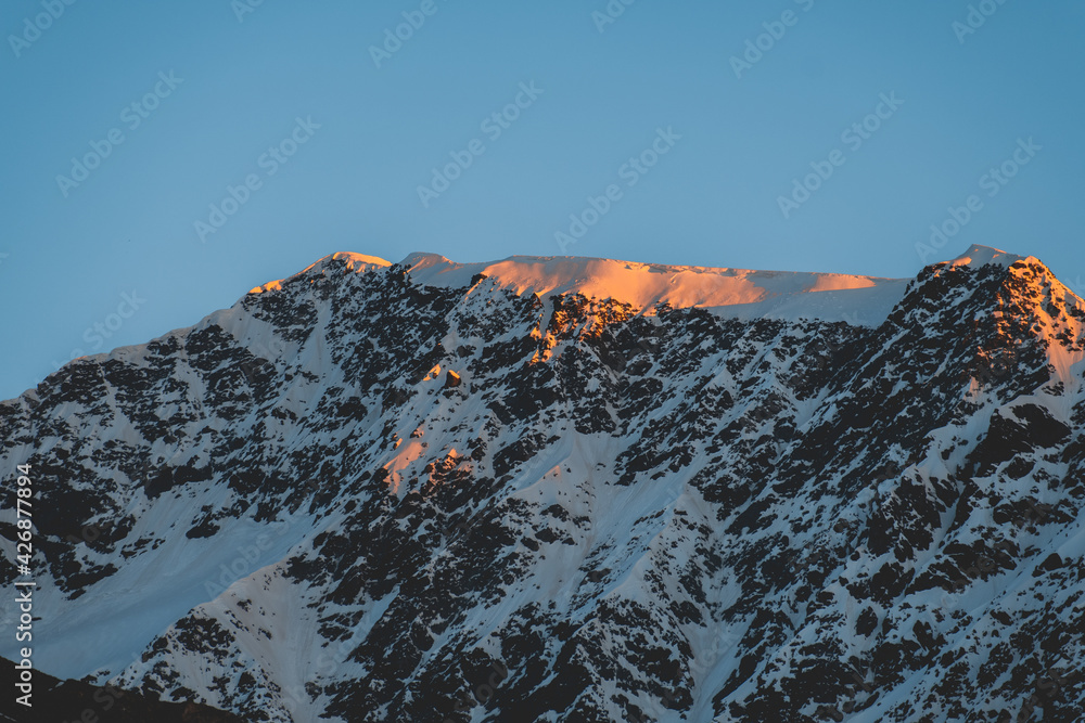 Montagne enneigée: Le dôme de la Sache, à Tignes, en Savoie, au lever du soleil.
