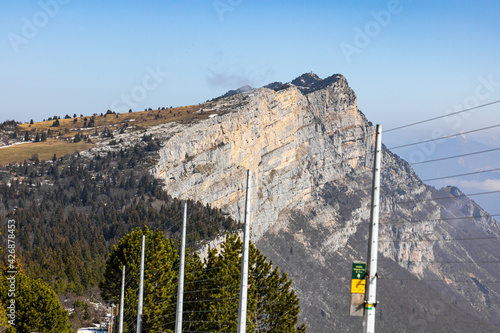 Vue sur le sommet de Moucherotte et son antenne radar, dans le massif du Vercors (Isère, France) photo