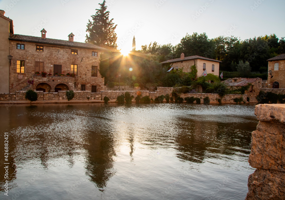 Obraz premium Sunset light over water inside a small town