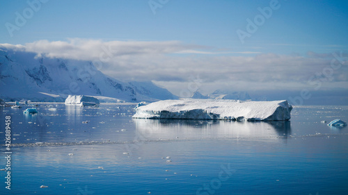 Fototapeta Naklejka Na Ścianę i Meble -  Snow covered Mountains and Icebergs in the Antarctic Peninsula on Antarctica.