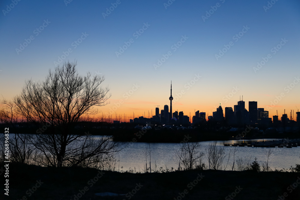 Naklejka premium Twilight view of Toronto from the river