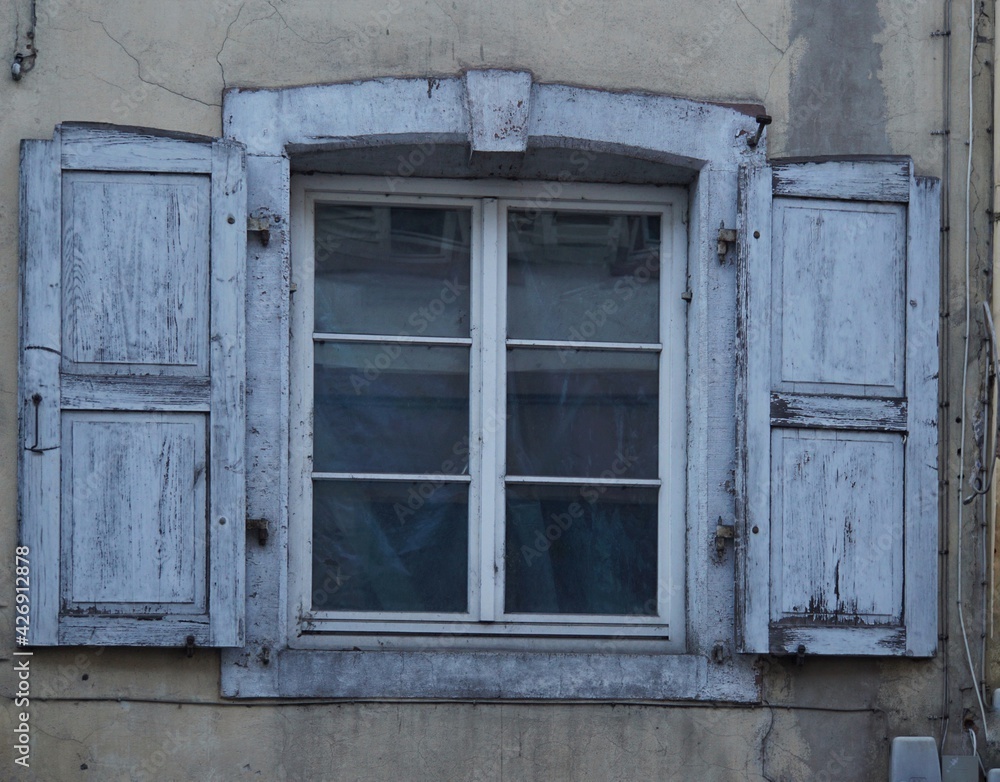 Ales Sprossenfenster mit blauen Klappläden