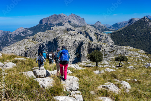 Wanderurlaub in Mallorca im Tramuntana Gebirge - Gruppe auf dem Grat über Soller mit Blick Richtung Puig Major und Stausee Cuber photo