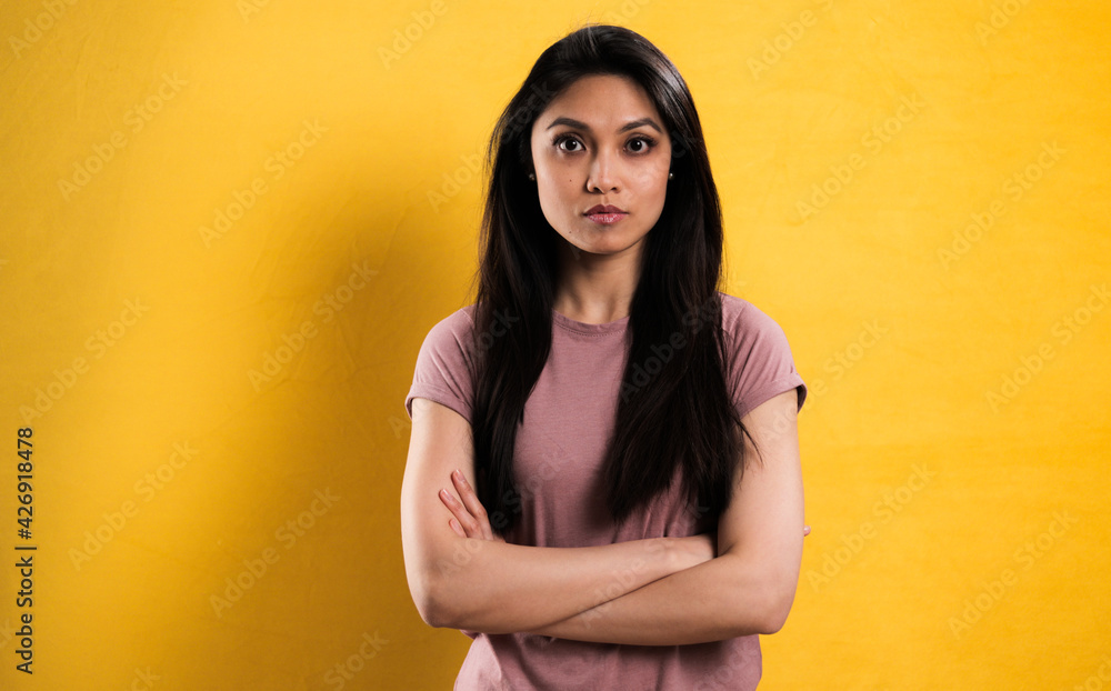 Obraz premium Confident young woman in close-up - studio photography