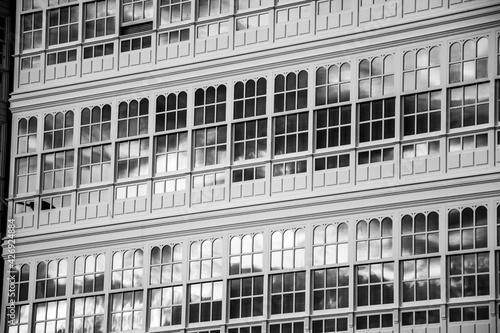 Foto en blanco y negro de la fachada de una casa cubierta por miradores de madera con pequeñas ventanas de cristal en la costa norte de España photo