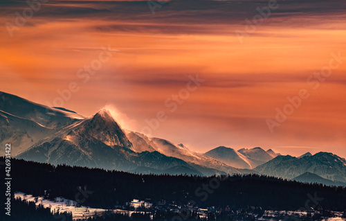 Tatry w scenerii wczesno wiosennej