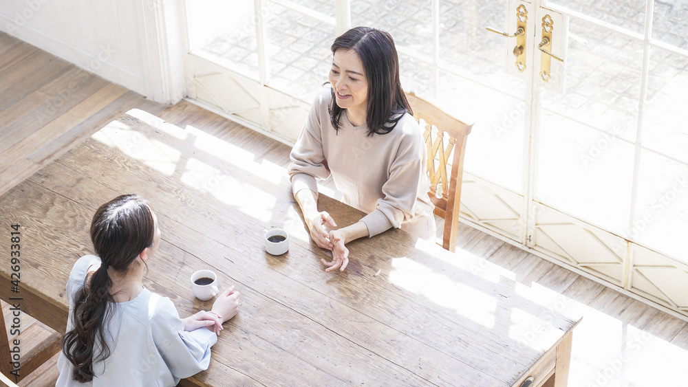 家で話す二人の女性 家で話す二人の女性