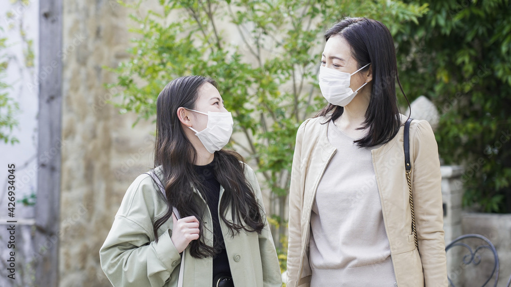 Fototapeta premium 外出する二人の女性