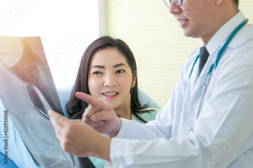 Patient and doctor discuss X-ray results.