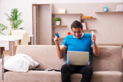 Fotografi Sport bet addicted young man betting at home