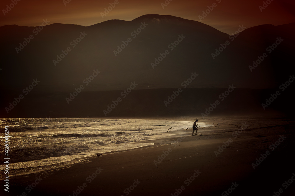Obraz premium Man walking away from the sea water