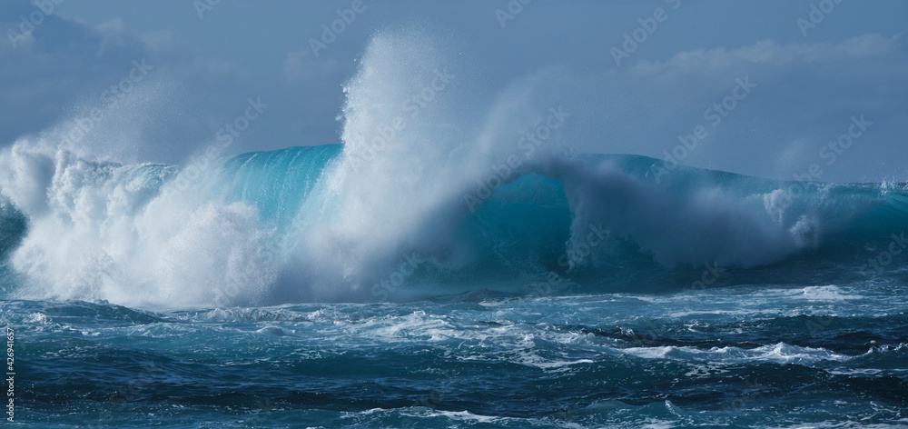 Obraz premium Wave breaking on the sea