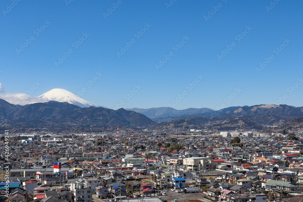 Fototapeta premium 富士山と大井町の街並み（神奈川県大井町）