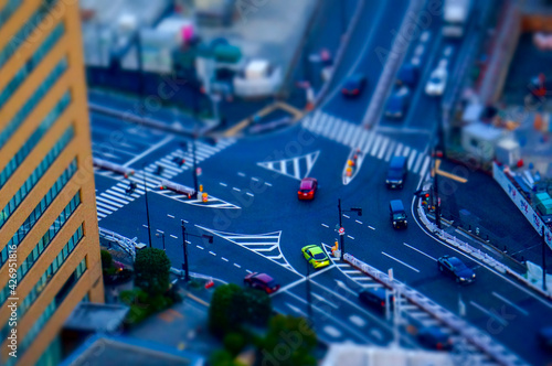 東京、汐留の大きいジャンクションと、そこを走るカラフルな車のミニチュア風写真 photo