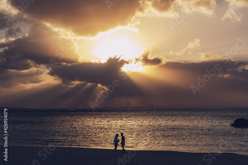 沖縄　北谷　アラハビーチの夕焼けを見るカップル