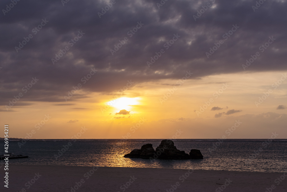 沖縄　北谷　アラハビーチの夕日