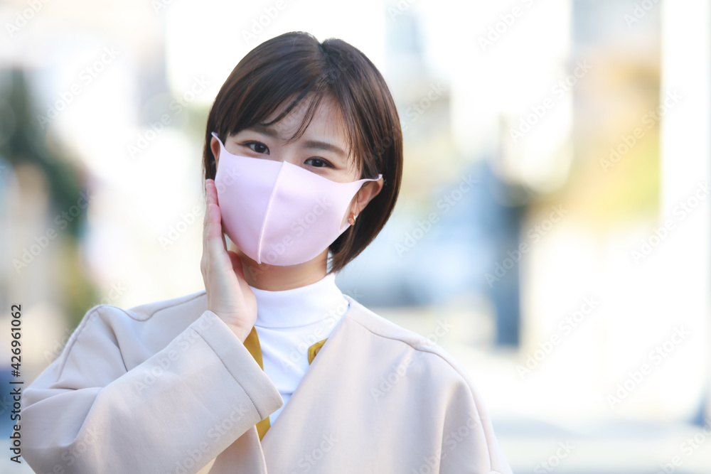 マスクを着ける女性 マスクを着ける女性