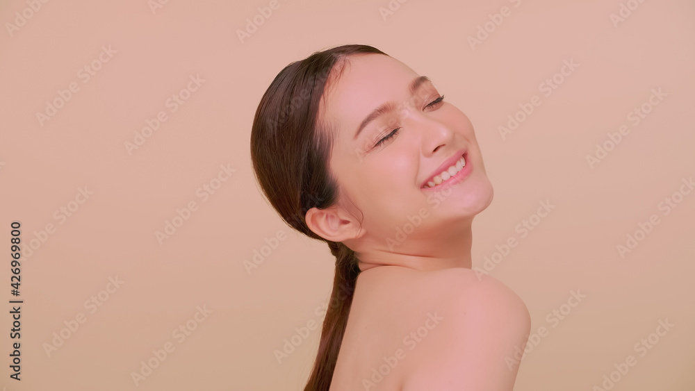 Obraz premium Beautiful face of Asian young woman with natural skin. Portrait of attractive girl with soft makeup and perfectly beautiful skin.