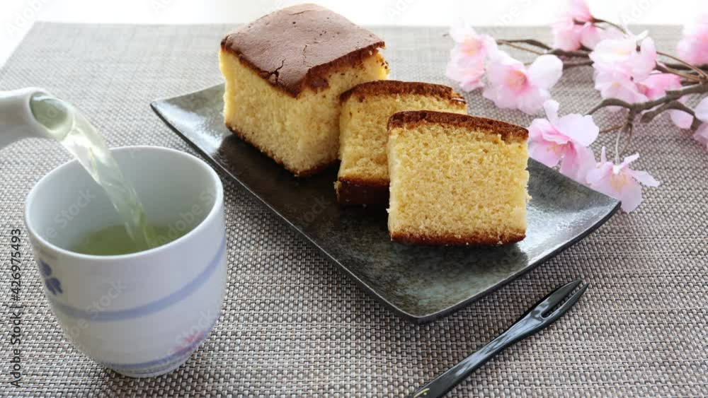 カステラ 和菓子 お茶を注ぐ カステラ 和菓子 お茶を注ぐ