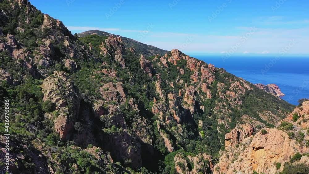 Descente dans le maquis des Calanques de Piana avec un drone, en Corse Descente dans le maquis des Calanques de Piana avec un drone, en Corse