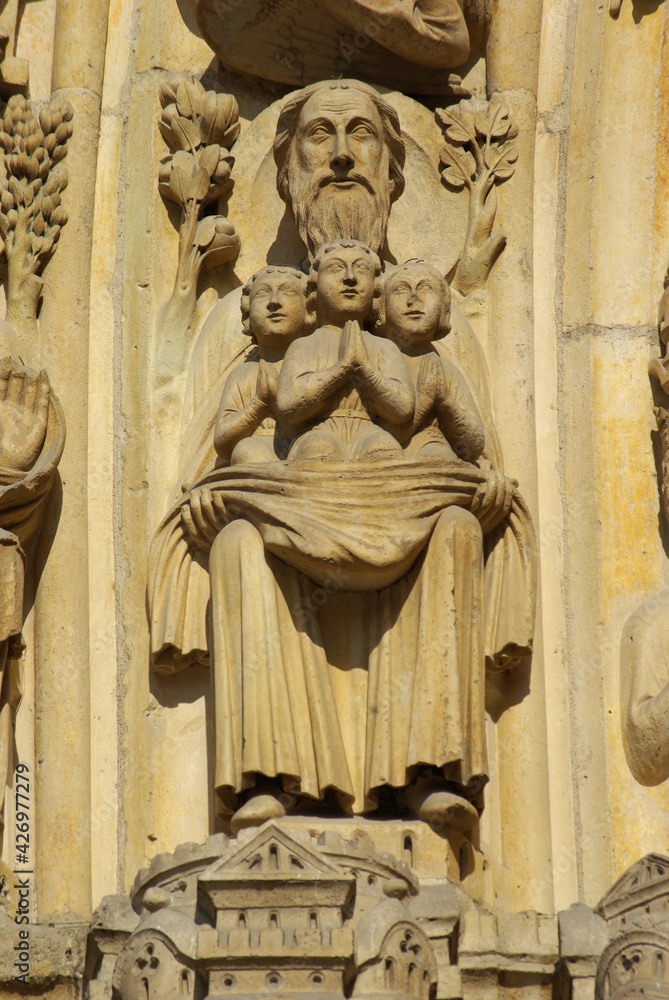 Statue de la façade de Notre-Dame à Paris, France