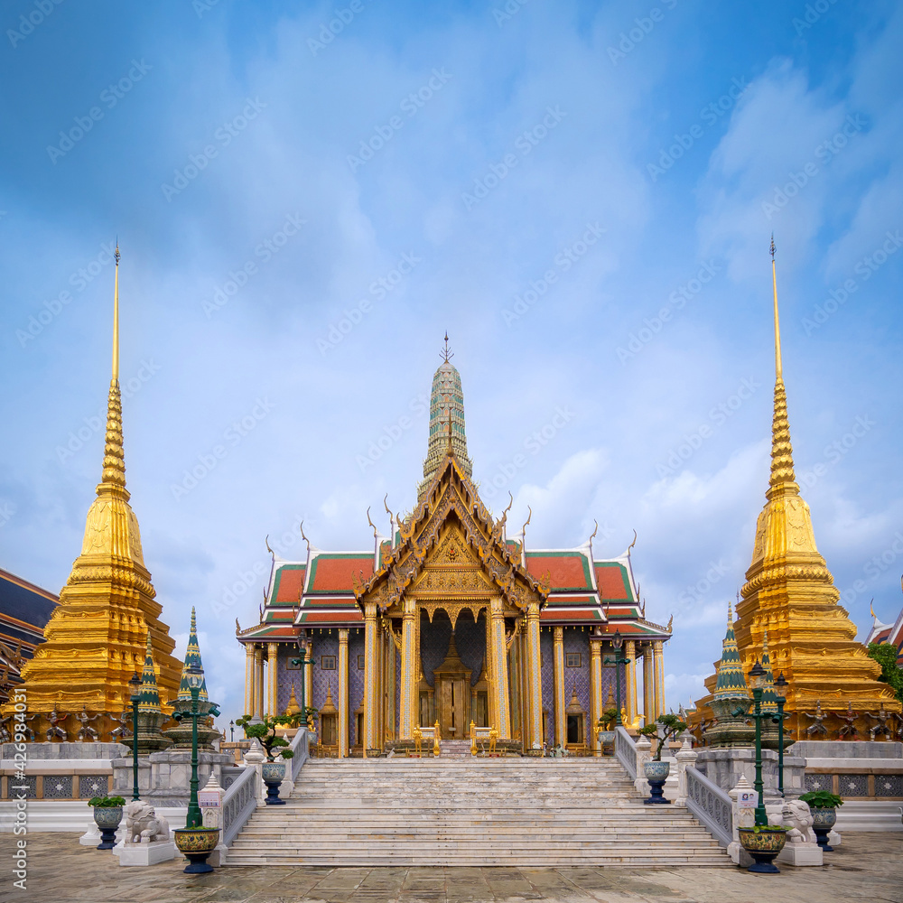 Fototapeta premium Wat Pra Kaew w Wielkim Pałacu Świątynia Szmaragdowego Buddy (pełna oficjalna nazwa: Wat Phra Si Rattana Satsadaram) to charakterystyczne i słynne miejsce, będące celem podróży w Bangkoku w Tajlandii.