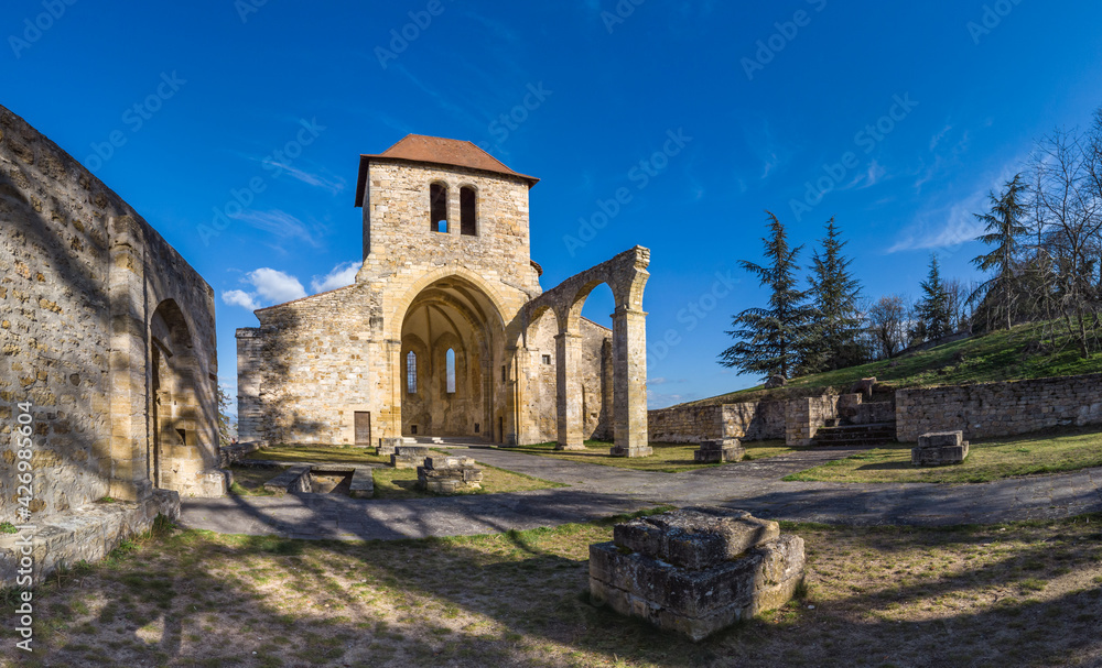 Vertaizon (Puy de Dome, France) - Vue panoramique de l'ancienne église Notre-Dame dominant la plaine de Limagne