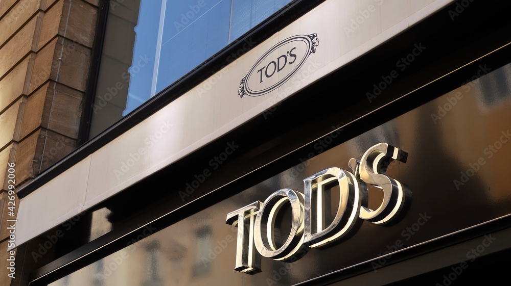 Enseigne et logo Tod's, célèbre marque italienne de chaussures de luxe, sur  la devanture de sa boutique de la rue du Faubourg-Saint-Honoré à Paris –  mars 2021 (France) Photos | Adobe Stock