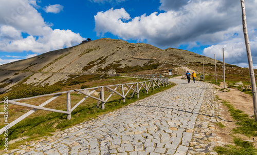 Fototapeta Naklejka Na Ścianę i Meble -  Long mountain trail with panorama of Karkonosze Giant Mountains around